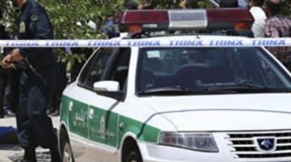 İranda polis avtomobilinin üstünə çıxan qadın - Yoldaşımı azad etməsəniz.... - VİDEO 