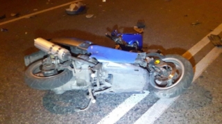 Moped yol kənarında maşına çırpıldı - Kuryer öldü 