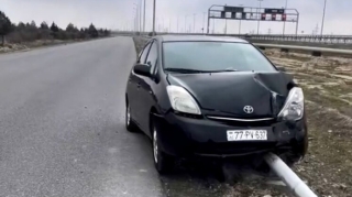 Qəza törədən “Prius” sürücüsü  avtomobili yol kənarında qoyub getdi   - VİDEO