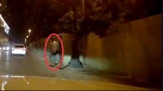 Yola qaçan piyada maşının altında qalmaqdan son anda qurtuldu  - VİDEO