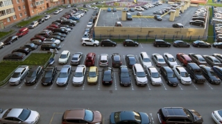 Парковочный хаос в Ясамальском районе:  машины занимают детские площадки и зоны отдыха - ВИДЕО