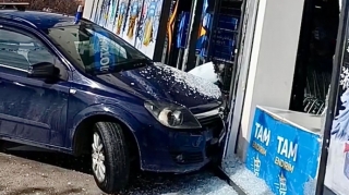 Piyadanı vurmamaq üçün manevr edən sürücü maşını supermarketə çırpdı   - VİDEO