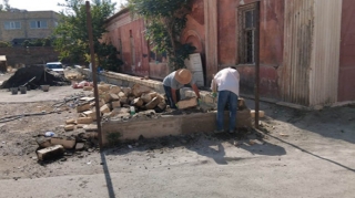 Gəncədə Filarmoniyanın qarşısındakı qanunsuz tikili söküldü - FOTO