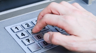 Bank kartlarından oğurluq edən şəxs saxlanılıb 