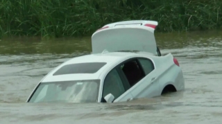 Кадры спасения водителя из легкового автомобиля BMW  - ВИДЕО