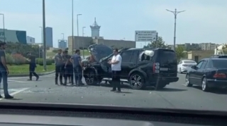 Böyükşor bulvarında ağır qəza: İki maşın toqquşdu, yaralı var - VİDEO