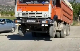 "Kamaz"ın qabağını qaldıran sürücüdən təhlükəli hərəkət  - VİDEO