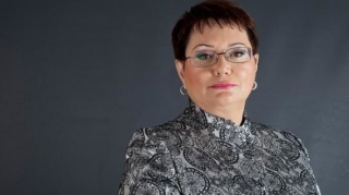 Səfir Elmira Axundova ona böhtan atan jurnalisti bağışladı