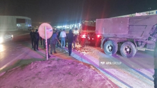 Lökbatan-Qobu yolunda yük avtomobili yoldan çıxaraq aşdı   - FOTO