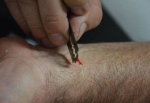 Bakıda 60 yaşlı kişi özünü doğrayaraq intihar edib