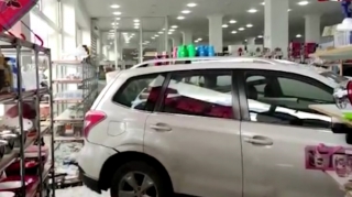 Azərbaycanda qadın sürücü mağazaya maşınla girdi - FOTO - VİDEO 