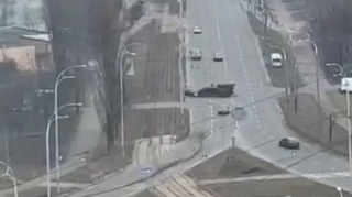 Kiyevdə Rusiya tankı içində insanlar olan avtomobili əzdi - VİDEO 