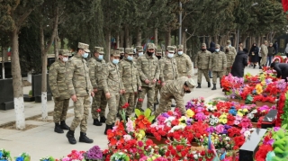 Azərbaycan hərbçiləri şəhidlərin məzarını ziyarət ediblər  - FOTO