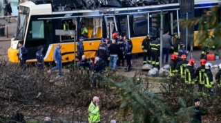 Tramvay relsdən çıxdı - Ölən və yaralananlar var 