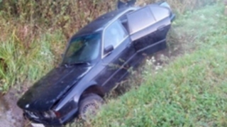 Abşeronda "BMW" yol kənarına aşdı, 3 nəfər xəsarət aldı 
