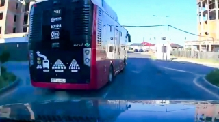 Avtobus yaşayış məntəqəsində yüksək sürətlə hərəkət etdi - VİDEO