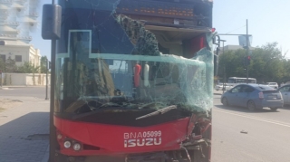 В Баку столкнулись два автобуса, пострадали женщины 