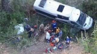 Peruda mikroavtobus uçuruma yuvarlanıb, 16 nəfər ölüb 