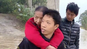 Çin sakini 15 ildir xəstə anasını belində gəzdirir