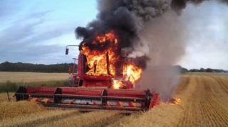 Ağcabədidə kombayn yanıb