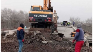 Sabirabadda Kür çayının üzərindəki körpüdə təmir-bərpa işlərinə başlanılıb  - FOTO