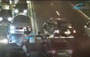 Bakıda taksi sürücüsü yol polisinə hücum etdi - Şok görüntülər - VİDEO