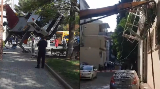 В Баку автокран упал на объект - ВИДЕО