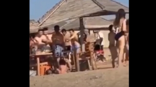 Xəzərdə çimərlikdə qadına söz atmaq üstündə kütləvi dava düşdü  - VİDEO