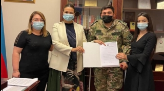 Qənirə Paşayeva qazi zabitimiz və onun xanımı ilə görüşdü - FOTO