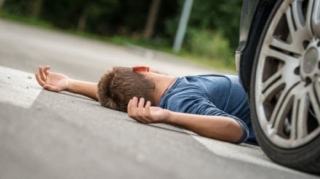 Paytaxtda gənc oğlanı avtomobil vurub 