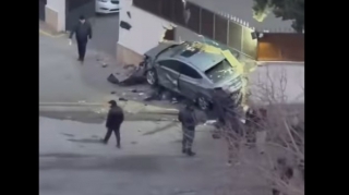 Bakıda maşın polis bölməsinin hasarına çırpıldı - VİDEO 