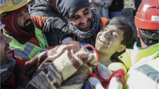 56 saat sonra yenidən həyatı salamladı:  16 yaşlı Mahmud dağıntılar altından sağ çıxarıldı - FOTO