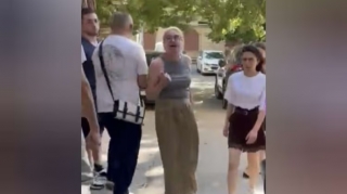 Bakıda qonşular arasında DAVA: Qadın yolu bağladı - VİDEO 