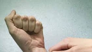 Gəncədə məhbus qollarını doğrayıb