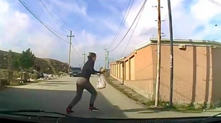 Maşının arxasından çıxan qadın qəzadan saniyəylə qurtuldu   - VİDEO