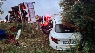 Yağışlı havada aşan pikap yolda süründü; 2 ölü, 3 yaralı - FOTOLAR 