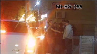 Maşını yolayrıcında saxlayıb söhbət edən sürücü avtomobillərin yolunu kəsdi - VİDEO