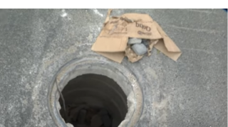 Kanalizasiya quyusunun qapağının açıq qalması sürücüləri çətin vəziyyətə salıb - VİDEO