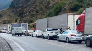 Rusiyanın Gürcüstanla sərhədində 2 000 avtomobildən ibarət sıra yarandı  - VİDEO