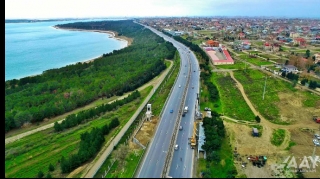 Yeni yerüstü piyada keçidinin inşası davam etdirilir  VİDEO/FOTO