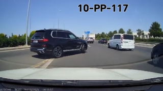 300 minlik maşınla düzgün dönə bilməyən sürücü avtomobillərə təhlükə yaratdı - VİDEO