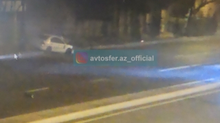 В Баку уснувший за рулем водитель совершил тяжелую аварию - ВИДЕО