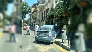 Qəza törədərək “Prius”u səkiyə dırmaşdırdı  - VİDEO