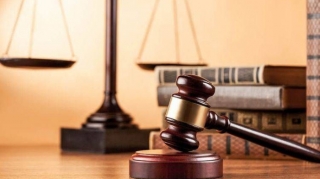 Rəfiqəsinə borc verən qadın küçədə döyüldü, oğlu isə həbs edildi 