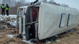 Рейсовый автобус опрокинулся в Новосибирской области, погибла 7-летняя девочка - ФОТО