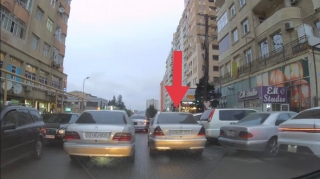 В Хырдалане водитель нарушил правила парковки - ВИДЕО 