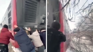 Автобус BakuBus занесло на скользкой дороге - ВИДЕО