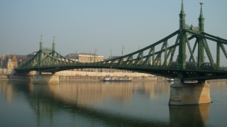 Budapeştdə etirazçılar körpünü bağlayıb 