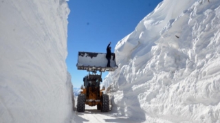 Türkiyədə qardan hörülmüş tunelə bənzəyən yollar  - FOTO