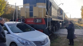 Ağdaşda avtomobil qatara çırpıldı: Yaralılar var   - YENİLƏNİB